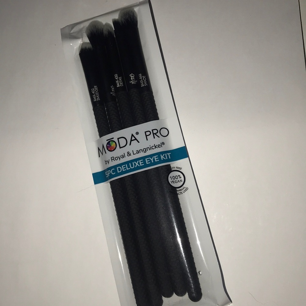 NWT UNOPENED MODA PRO 5pc deluxe eye kit